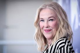 Catherine O'Hara pose